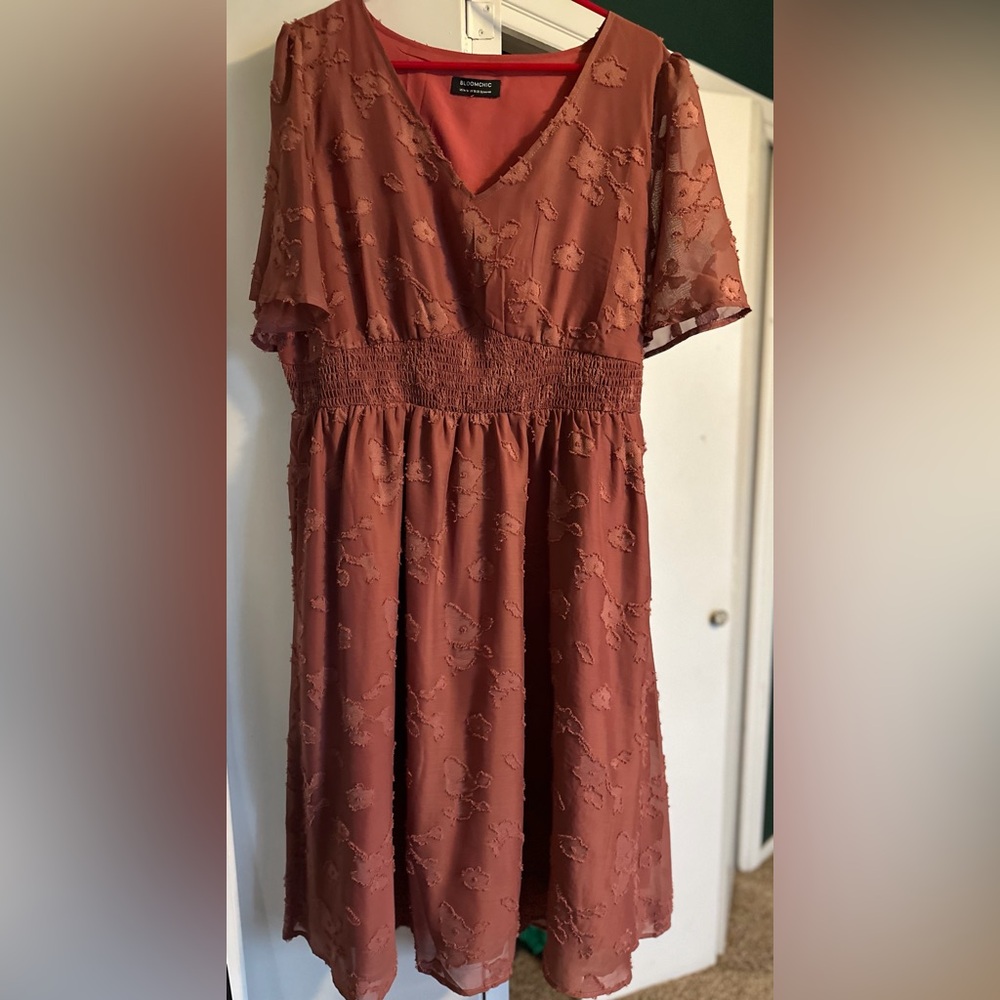 BloomChic Rust Textured V-Neck Midi Dress
